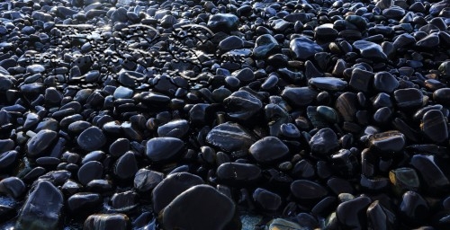 Black Mexican Beach Pebbles in Water Features: A Sublime Touch