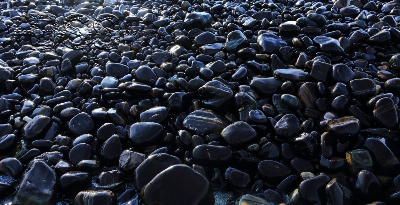 Black Mexican Beach Pebbles in Water Features: A Sublime Touch